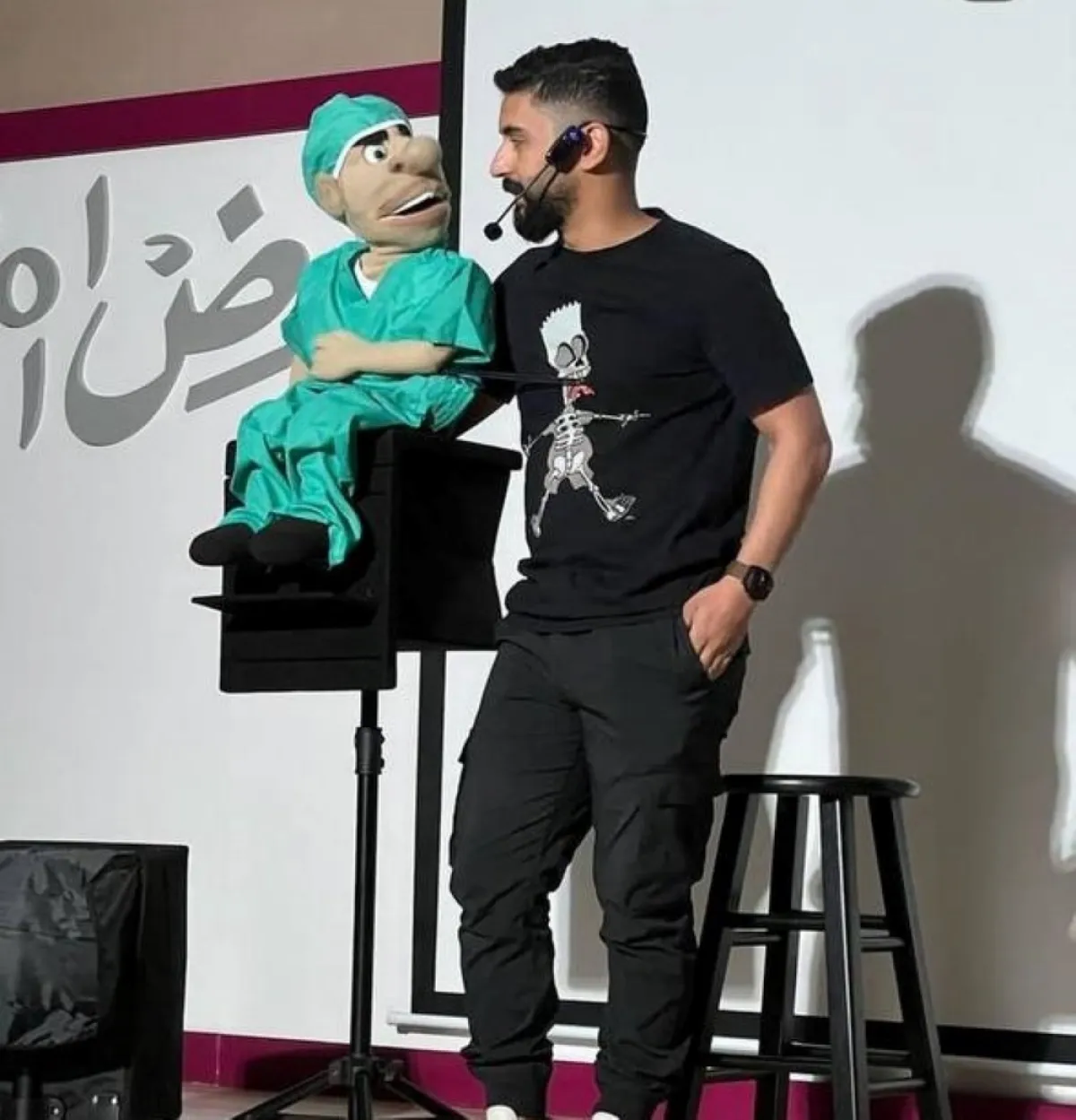 زياد صالح يؤدي عرضاً مسرحياً برفقة دميته - الصورة من حسابه على الانستجرام