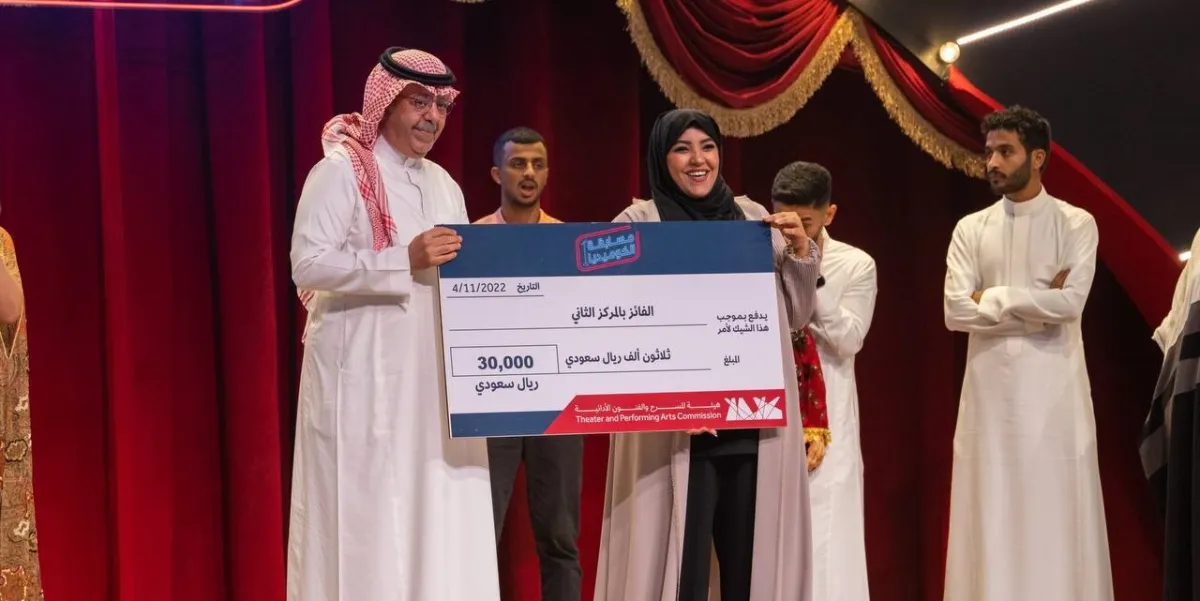 سفانة محمد أثناء فوزها بمسابقة الكوميديا - الصورة من حساب هيئة المسرح والفنون الادائية على تويتر