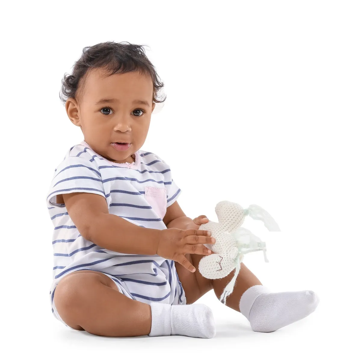 صورة لطفل يجلس