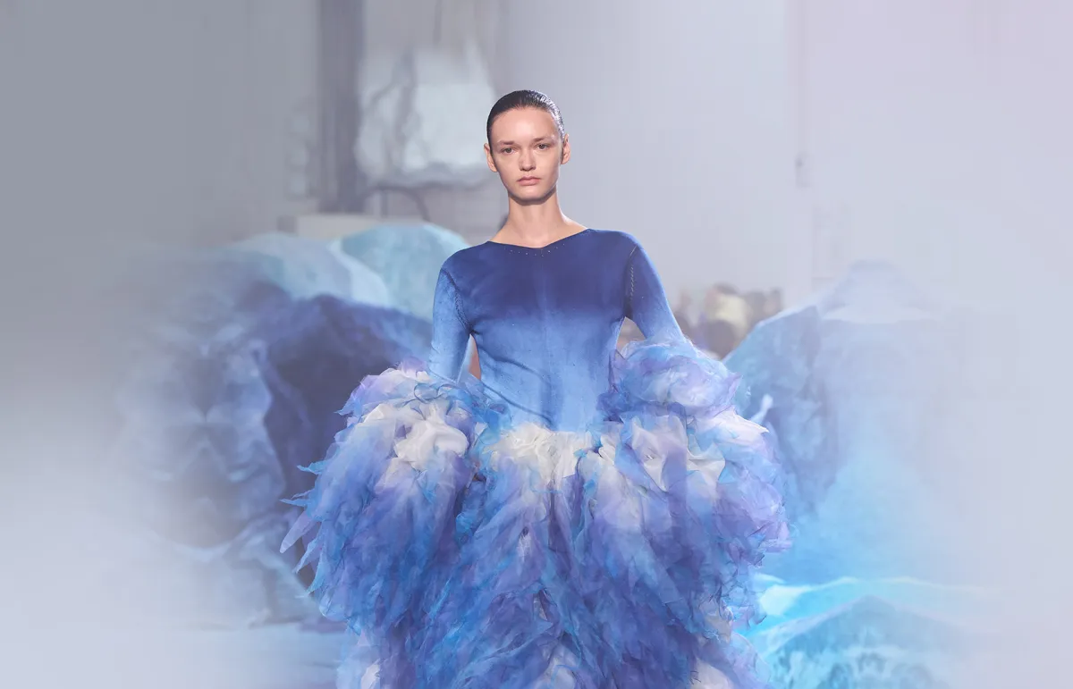 فساتين زفاف باللون الأزرق لعروس 2023 من ناكازاتو «Nakazato»