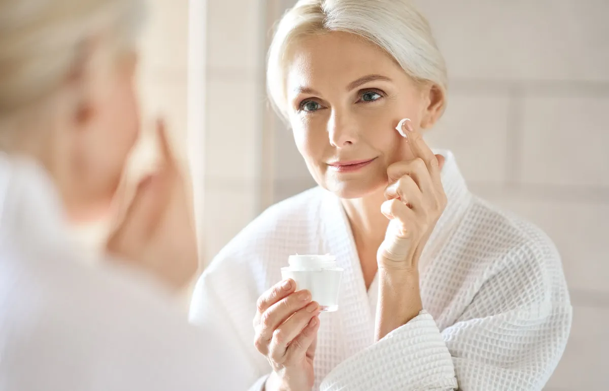 روتين العناية بالبشرة للنساء في عمر الستين