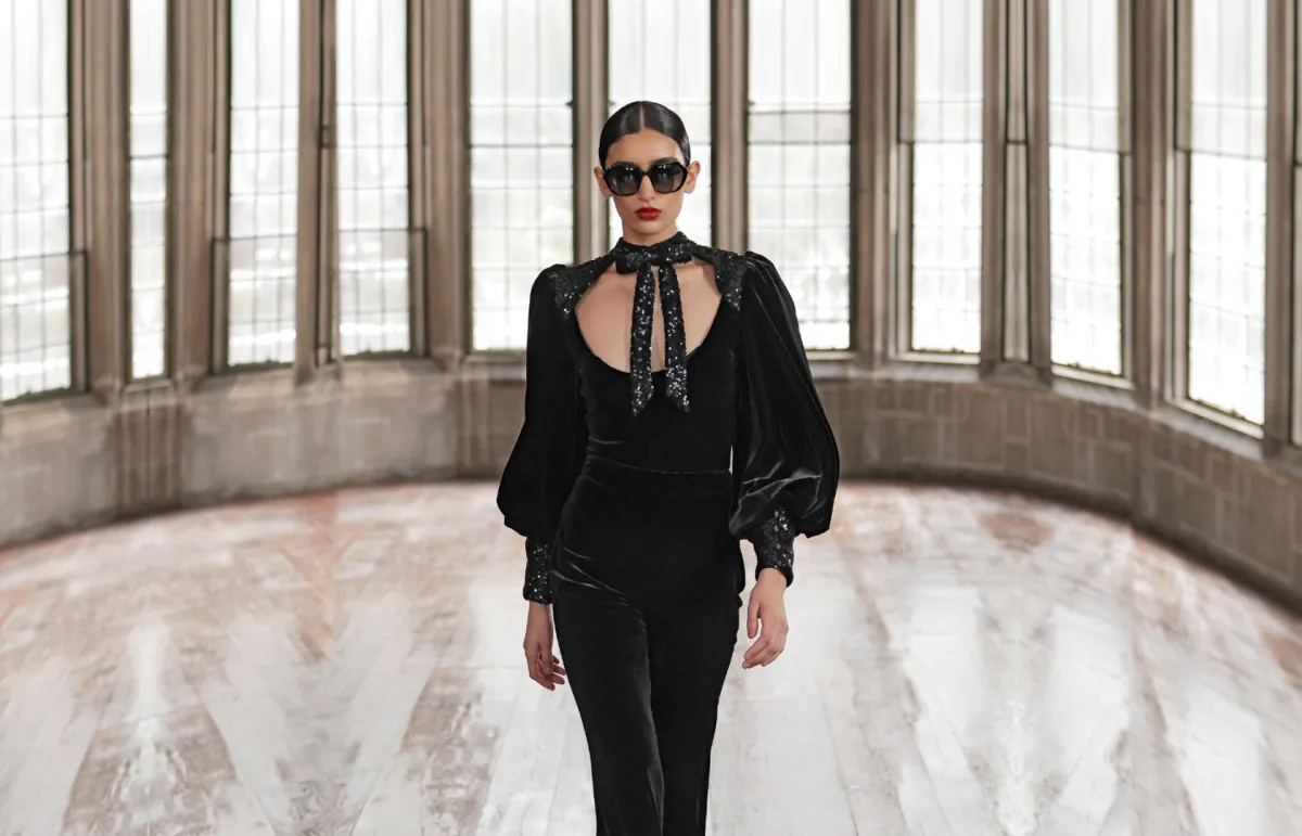 جمبسوت مخمل باللون الأسود من  إدوارد كروتشلي Edward Crutchley