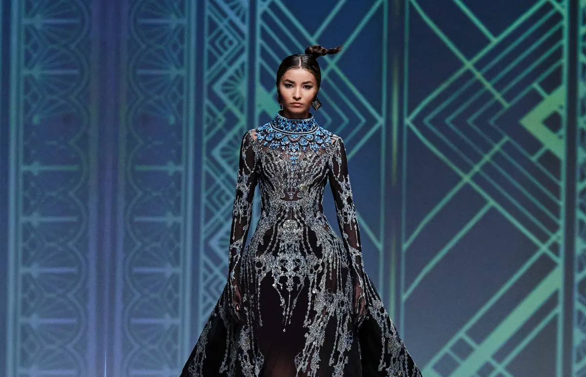 فستان خطوبة بياقة عالية من مايكل سينكو Michael Cinco