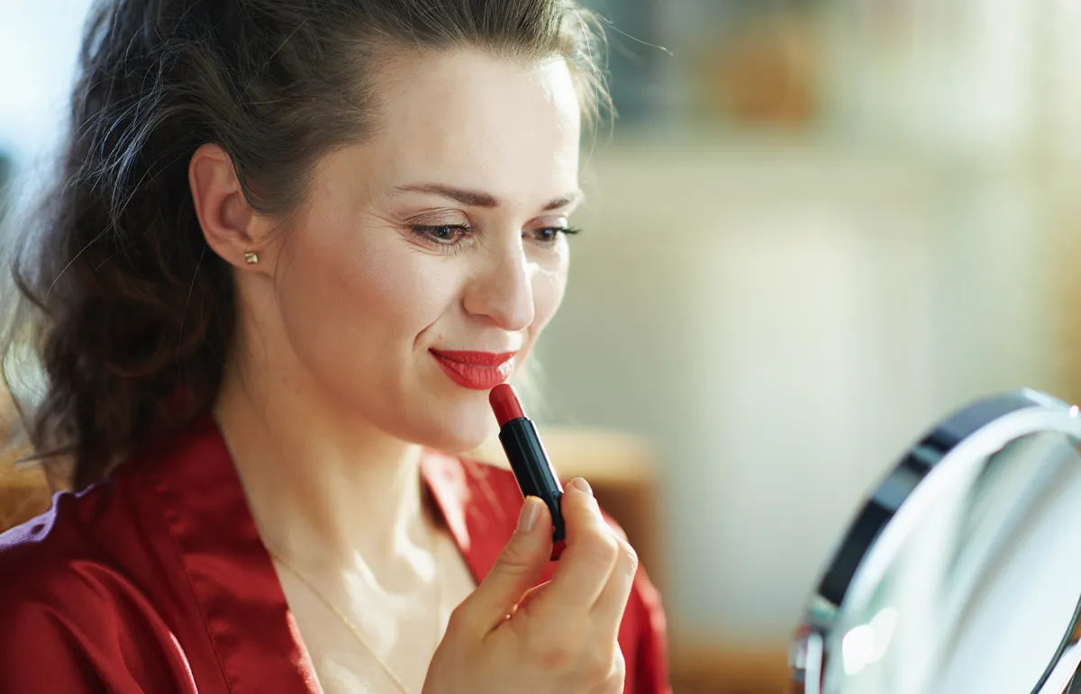 قواعد اختيار أحمر الشفاه للمرأة الخمسينية