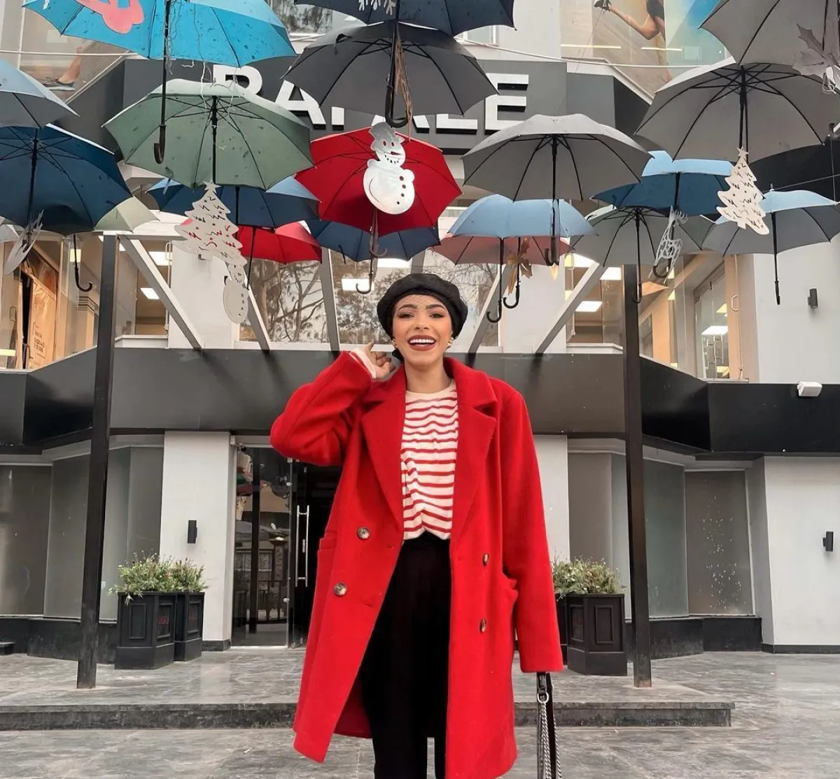 منة السني بإطلالة كلاسيكية- الصورة من حسابها على انستغرام