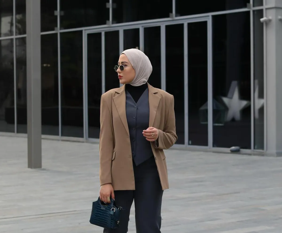 شهد ناصر بإطلالة حيادية الألوان- الصورة من حسابها على انستغرام