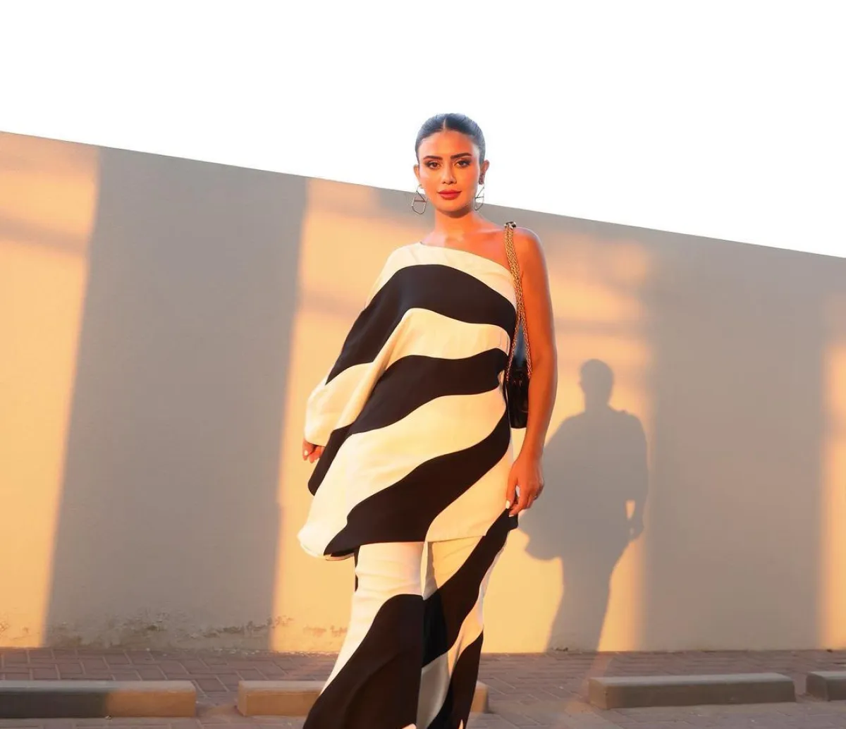 ديما الأسدي بإطلالة أنيقة باللونين الأسود والأبيض 