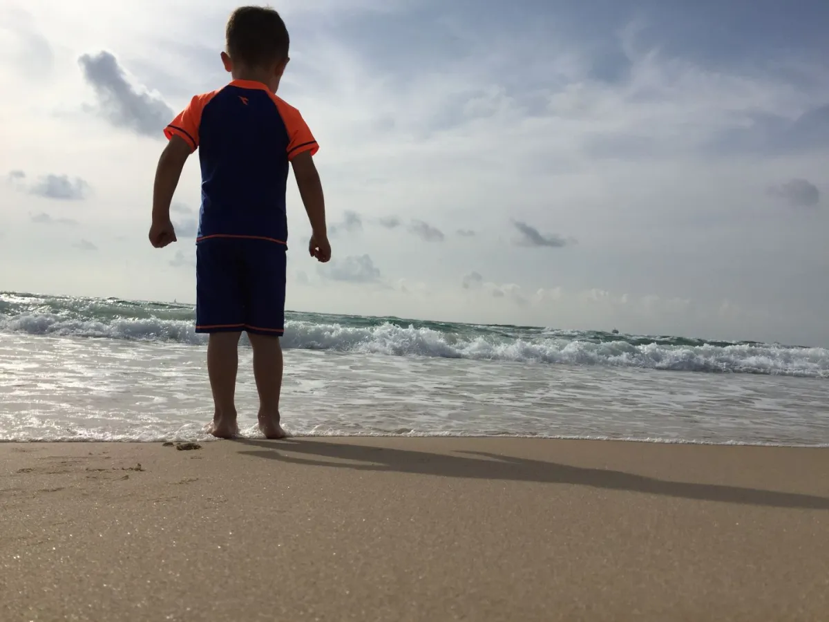 طفل قرب البحر