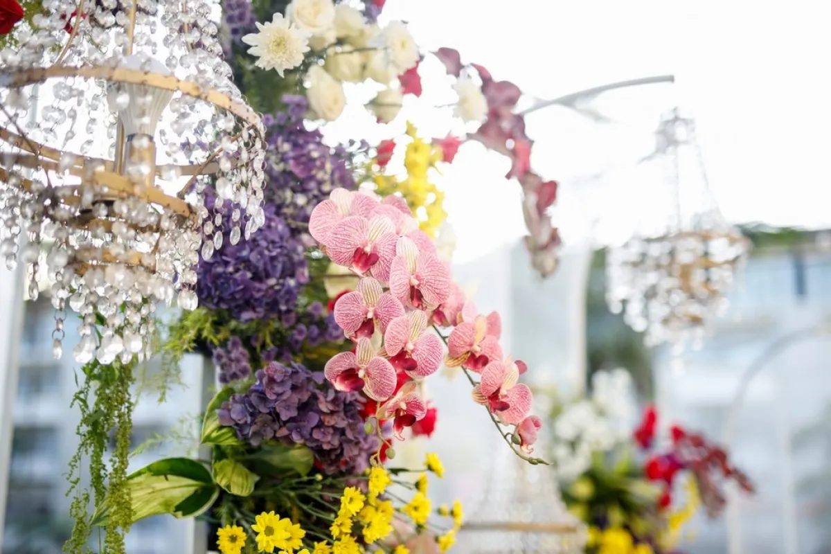 عناصر الزينة تمتد إلى مدخل البناء والسلالم