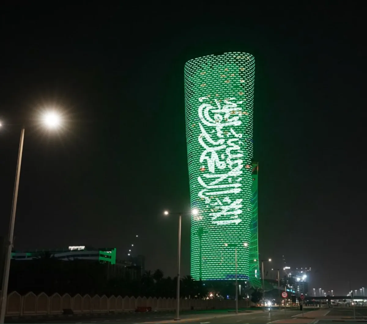 أبوظبي تضيء أبرز معالمها الأيقونية بألوان علم المملكة العربية السعودية احتفاءً بيوم التأسيس السعودي - الصورة من مكتب أبوظبي الإعلامي على تويتر