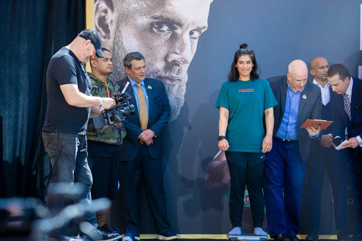 رغد النعيمي أول امرأة سعودية تشارك في نزال الحقيقة بالدرعية - الصورة من حساب وزارة الرياضة على تويتر