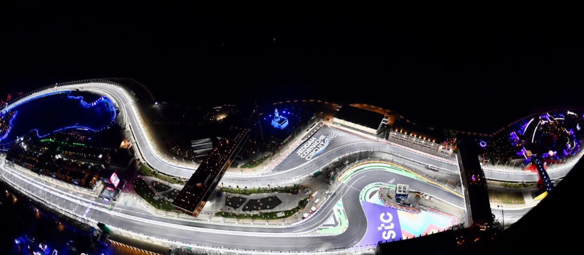 مرور جدة يعلن غلق طريق الكورنيش الفرعي استعدادا لسباق الفورمولا1 - الصورة من حساب السباق على تويتر