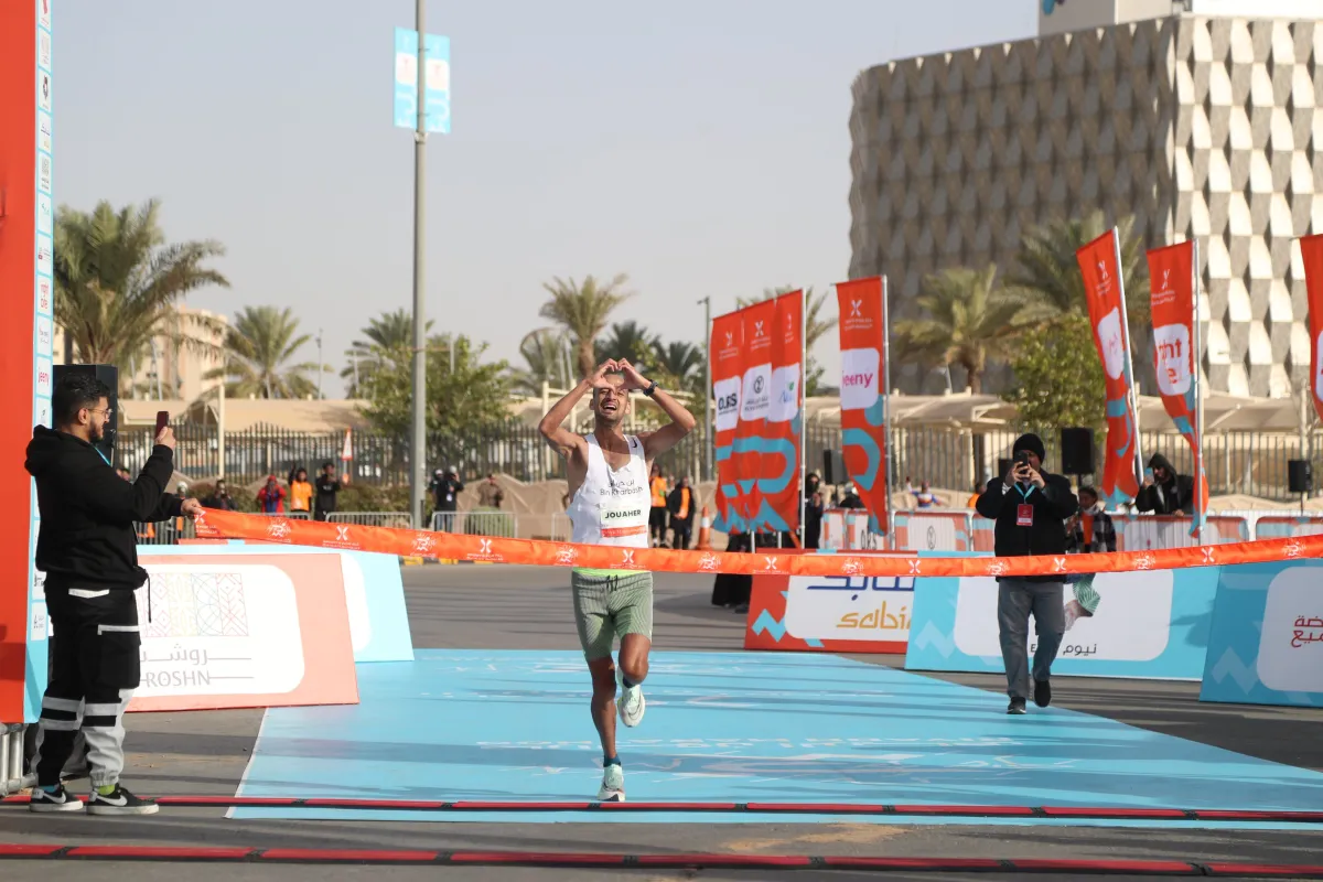 العداء المغربي الحاصل على الميدالية الذهبية في مسار 42 كم - الصورة من حساب ماراثون الرياض الدولي على تويتر