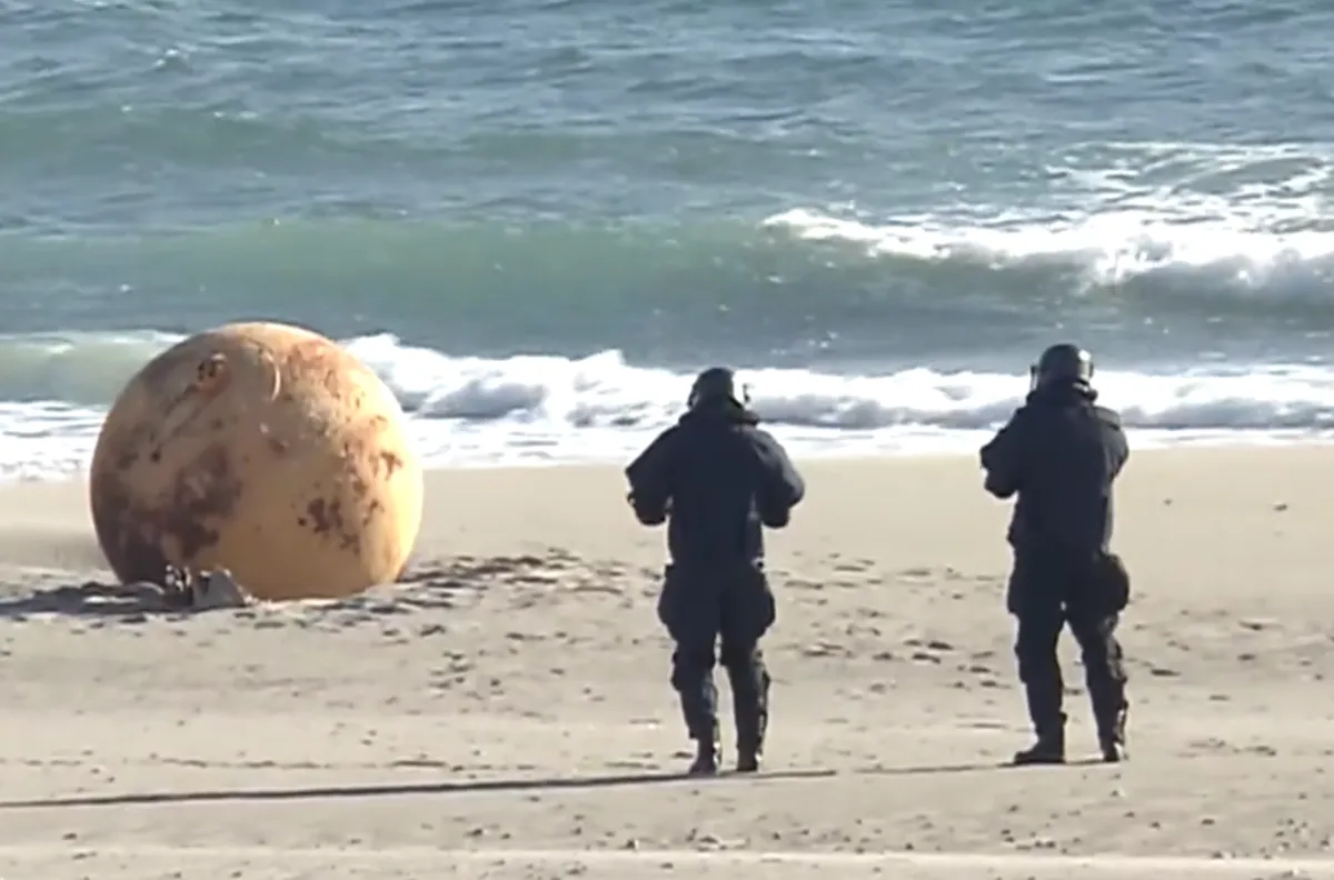 اليابان تكشف لغز الكرة الحديدية الغامضة التي ظهرت على أحد شواطئها - الصورة من وكالة NHK