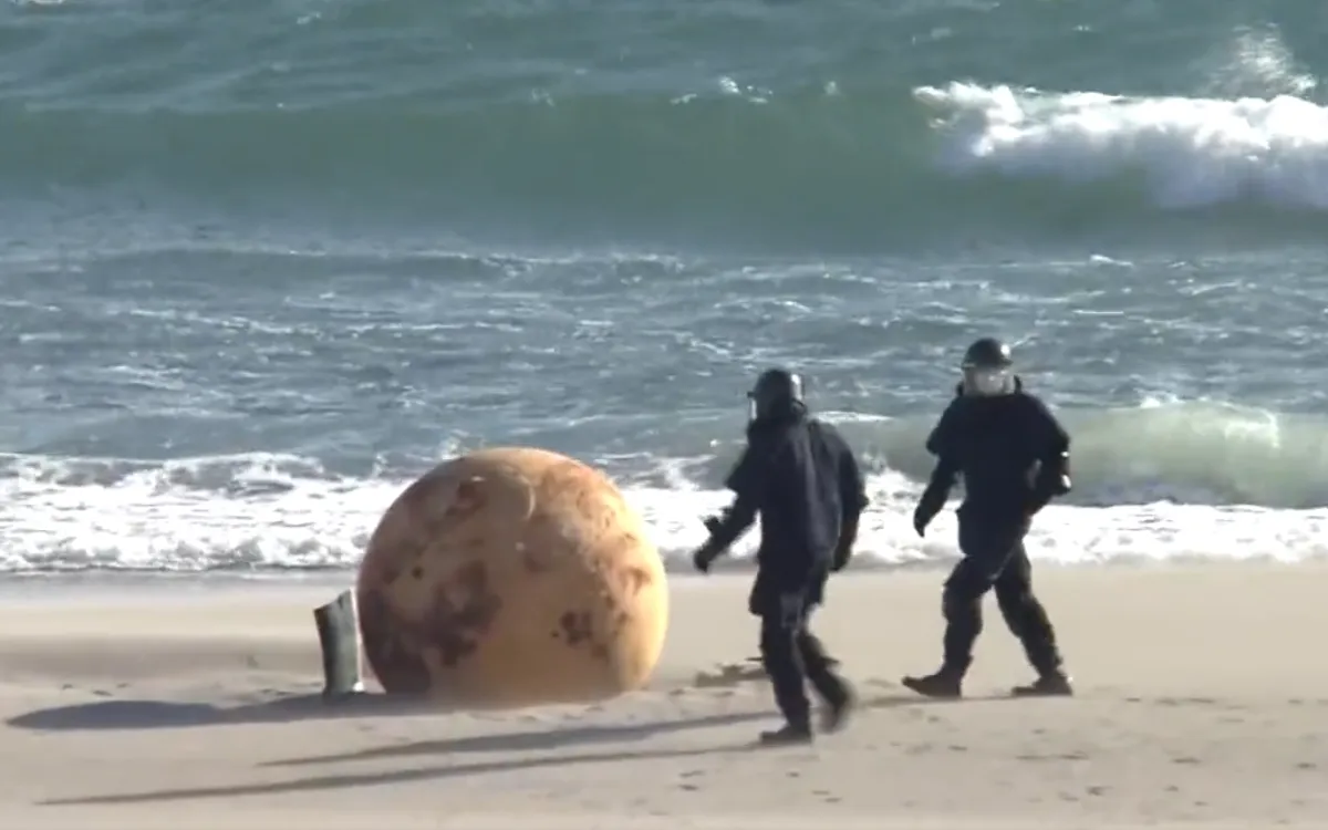 اليابان تكشف لغز الكرة الحديدية الغامضة التي ظهرت على أحد شواطئها - الصورة من وكالة NHK