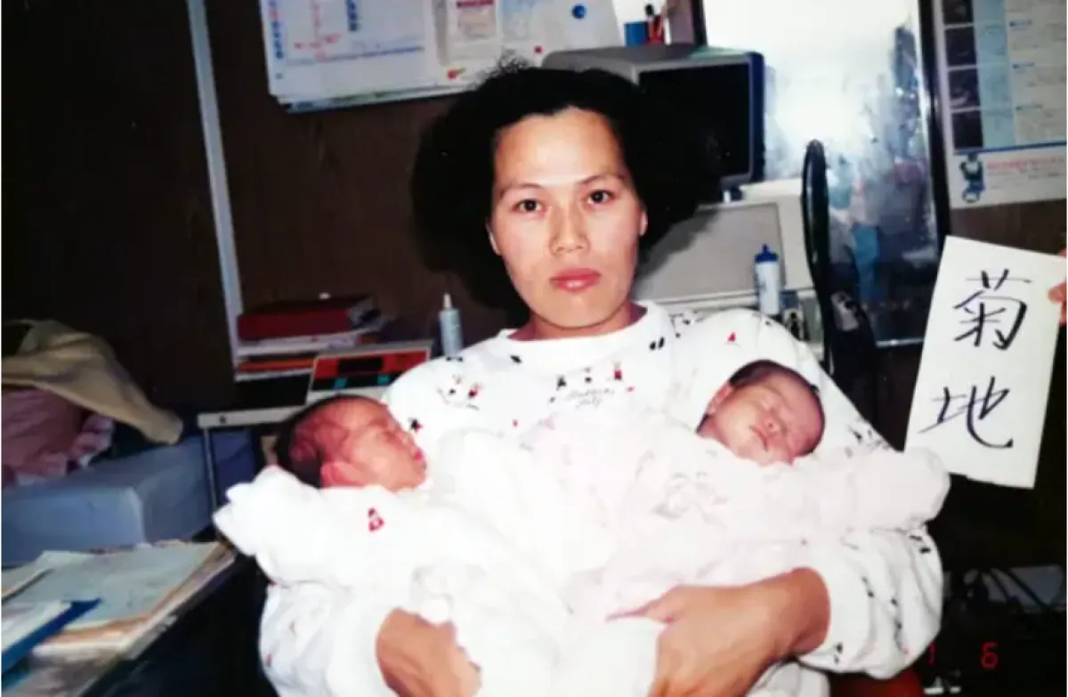 أغرب شقيقتين توأم في العالم يدخلان موسوعة غينيس - الصورة من موقع غينيس للأرقام القياسية