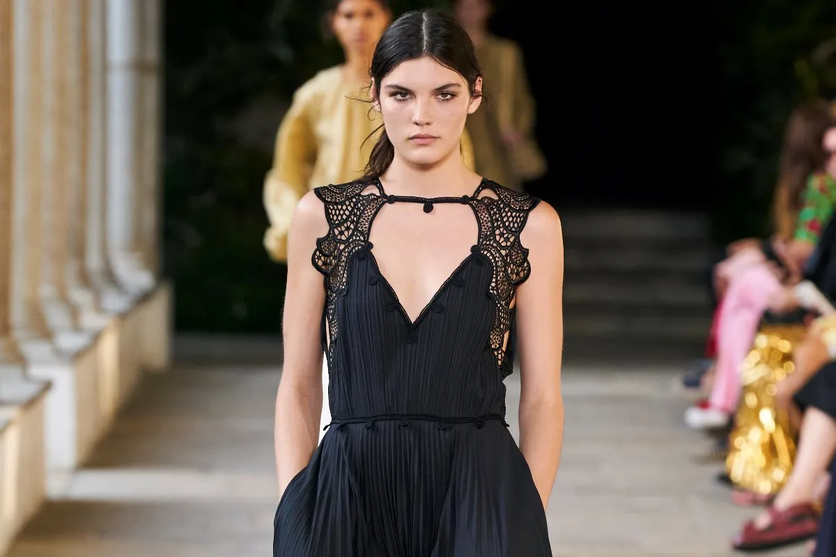 موديلات فساتين من دون أكمام من ألبيرتا فيريتي Alberta Ferretti.jpg