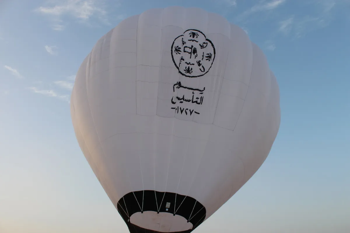 بالفيديو| أول طيار سعودي يحلق بالمنطاد في سماء المملكة احتفالا بيوم التأسيس - الصورة من حساب الطيار الرسمي على تويتر