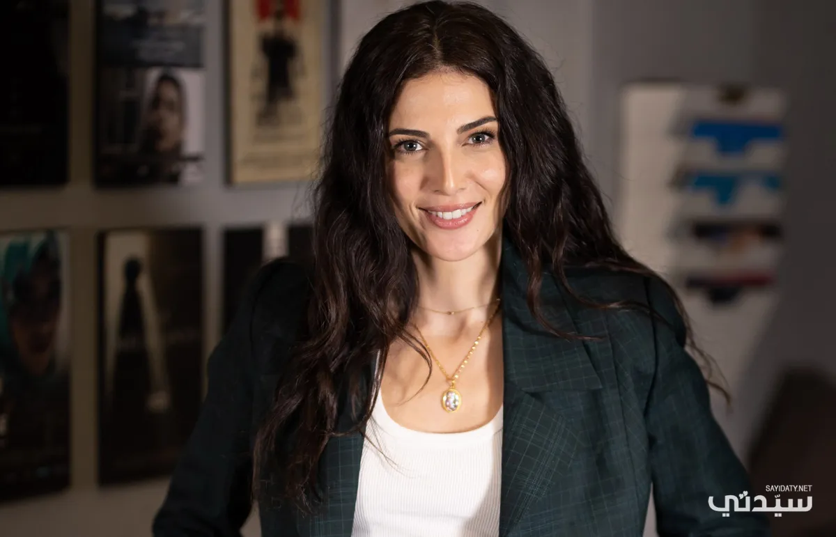 رزان جمال بتسريحة الشعر الويفي المنسدل