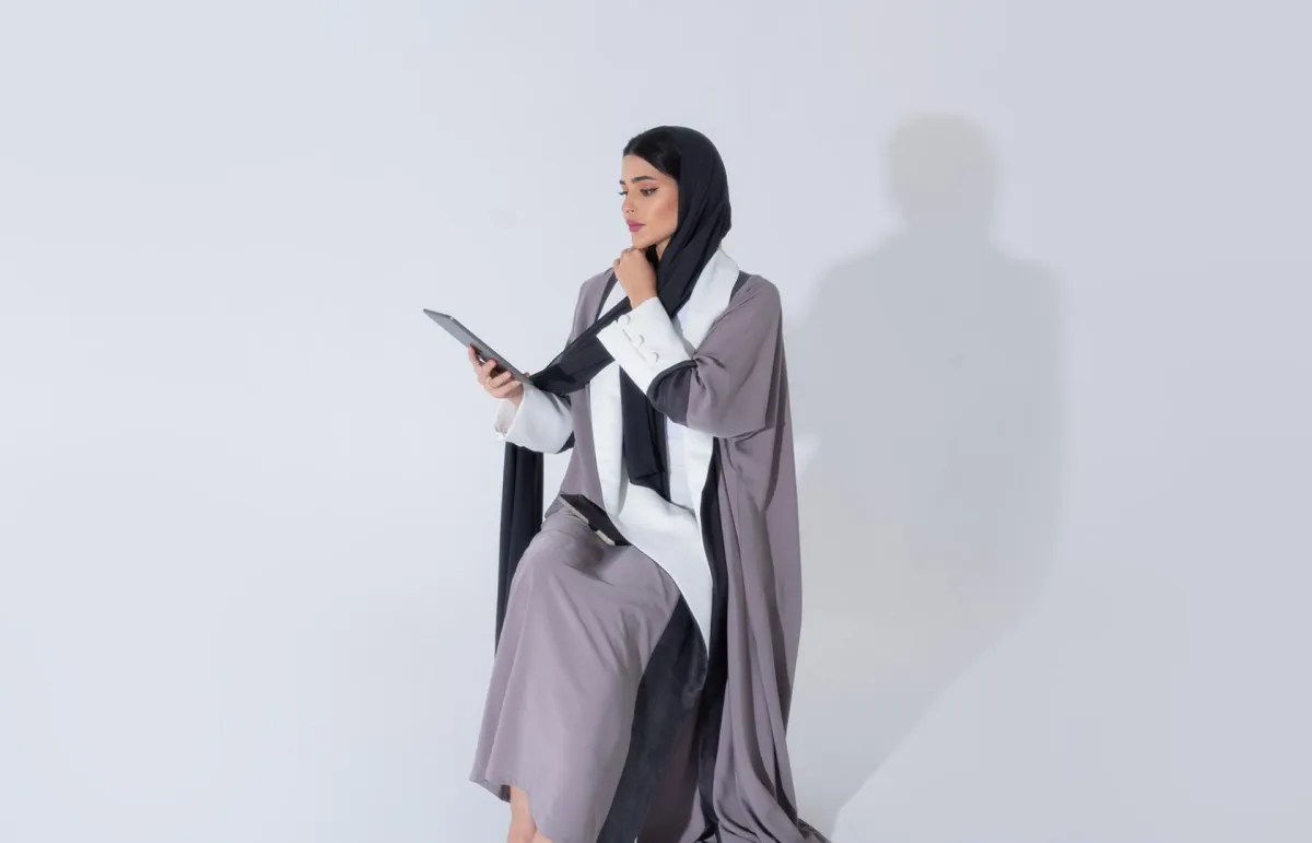 حنين الصيفي بعباية عملية 