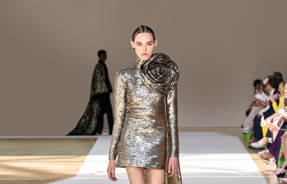 فساتين سهرة قصيرة مع أكمام طويلة 2023  من إيلي صعب Elie Saab