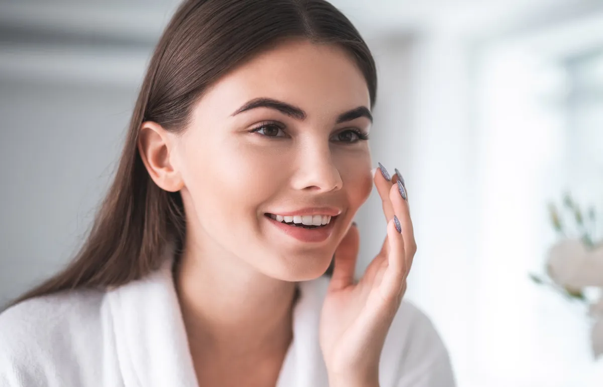 ما هي أبرز فوائد الكريمات الليلية والنهارية للبشرة؟