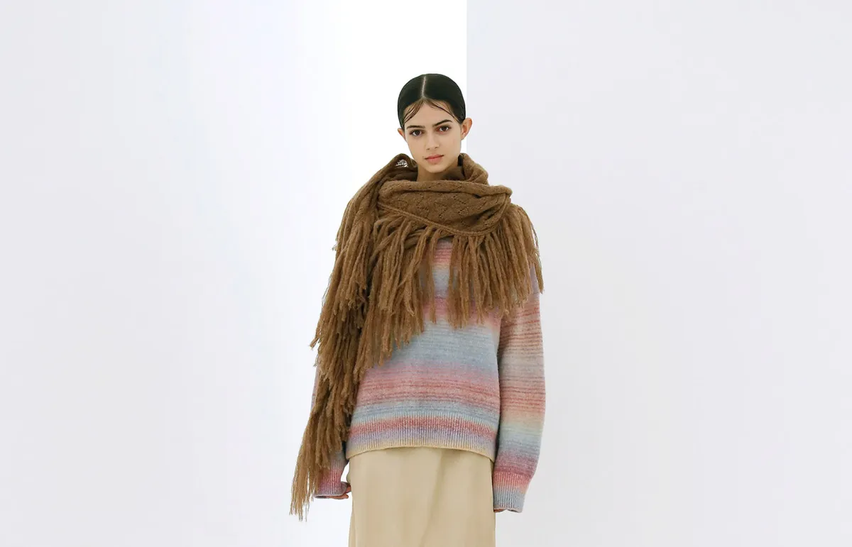 تنسيق الكنزة الصوف مع التنورة من ليبور جابالا Lebor Gabala