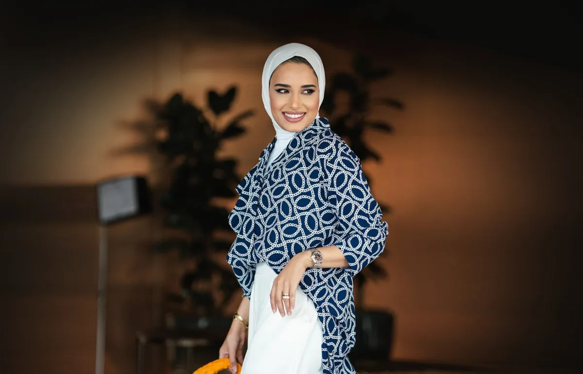 مريم الدوب بالبلوزة المزينة بالسلاسل