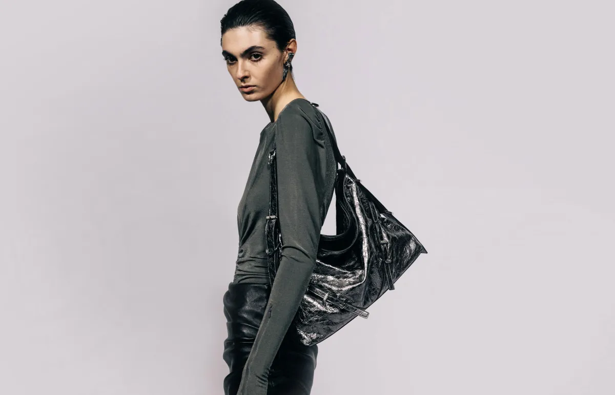 جيڤنشي تحتفي بالأناقة الباريسية مع حقيبة VOYOU لموسم ربيع وصيف 2023