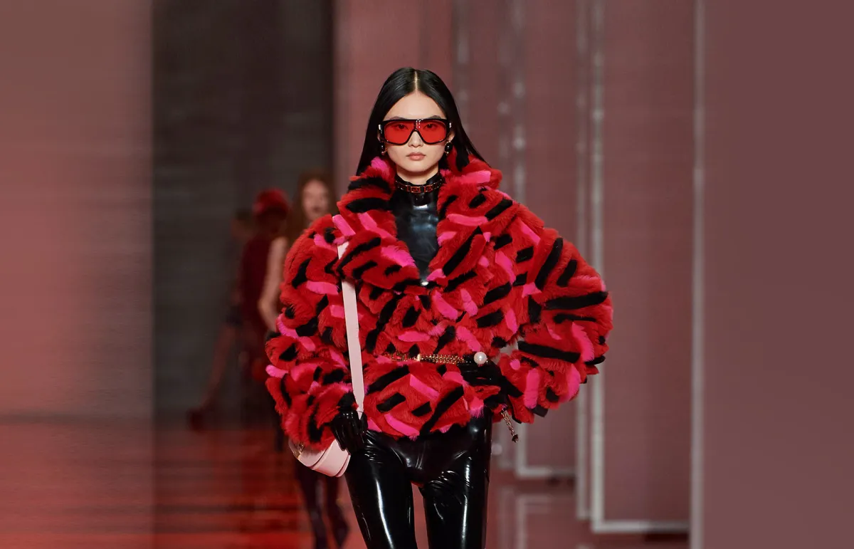 تنسيق المعطف الفرو القصير من فيرساتشي Versace
