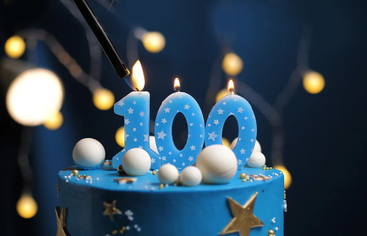 شقيقتان توأمان تحتفلان بيوم ميلادهما الـ100