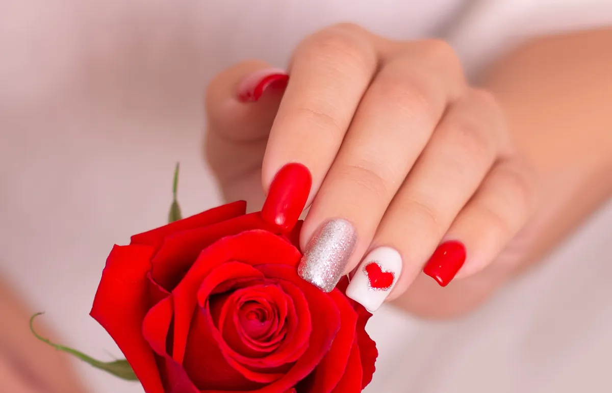 أجمل ألوان المناكير ليوم الحب زيني بها أظافرك