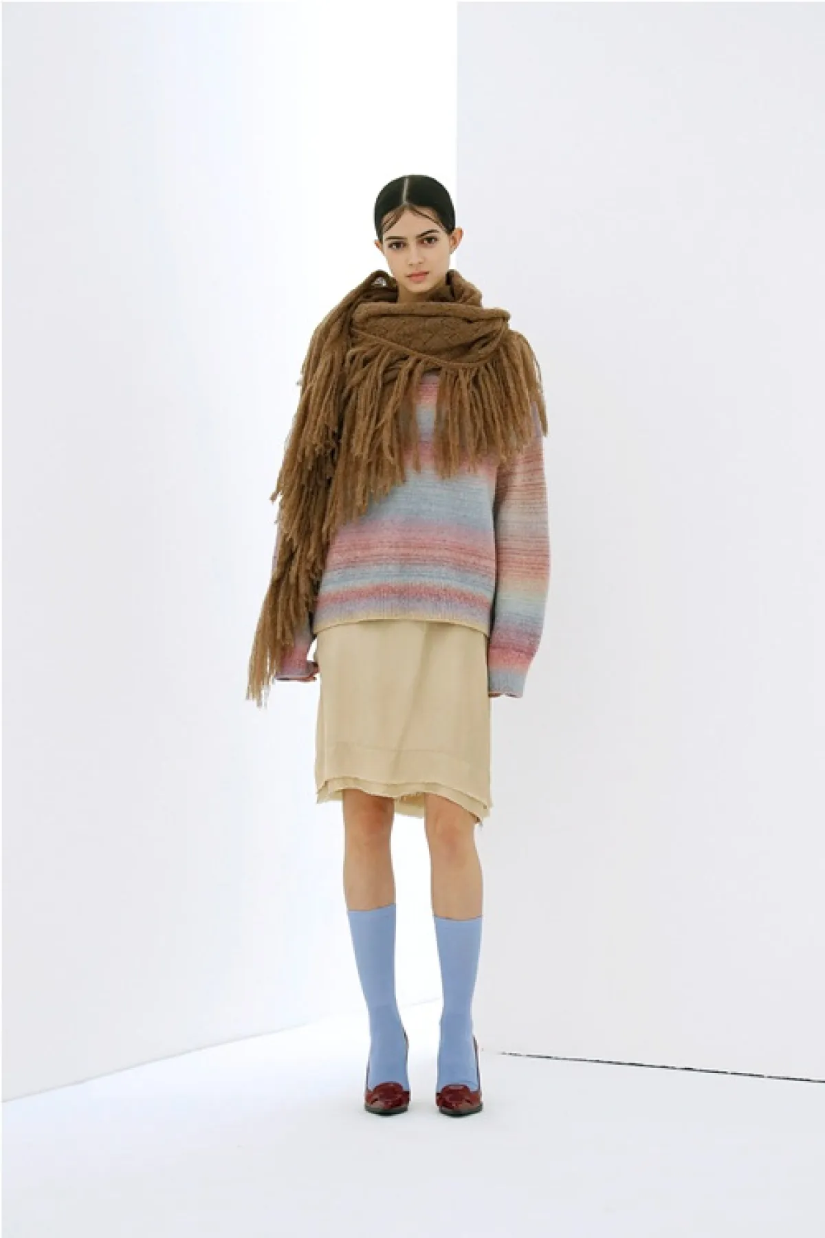 تنسيق الكنزة الصوف مع التنورة من ليبور جابالا Lebor Gabala