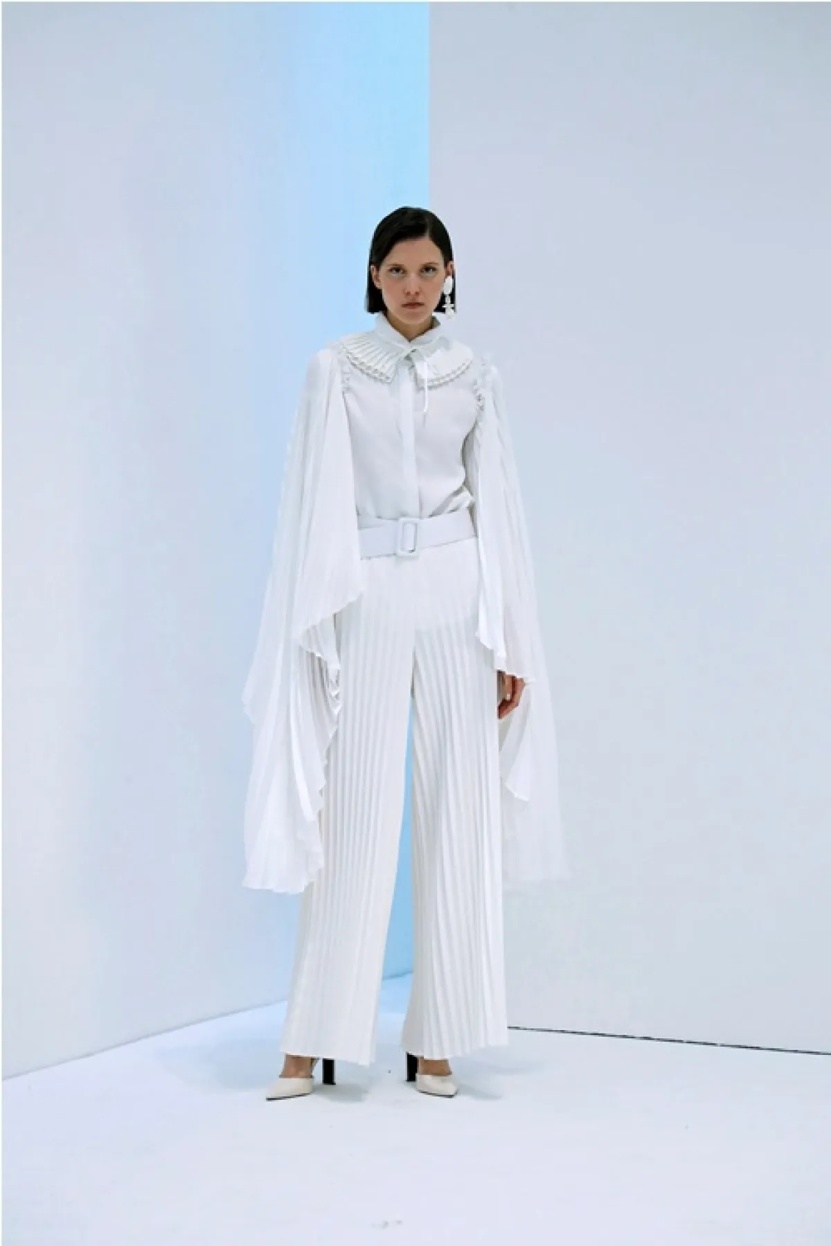 إطلالة مونوكروم باللون الابيض من سيمورا Simorra