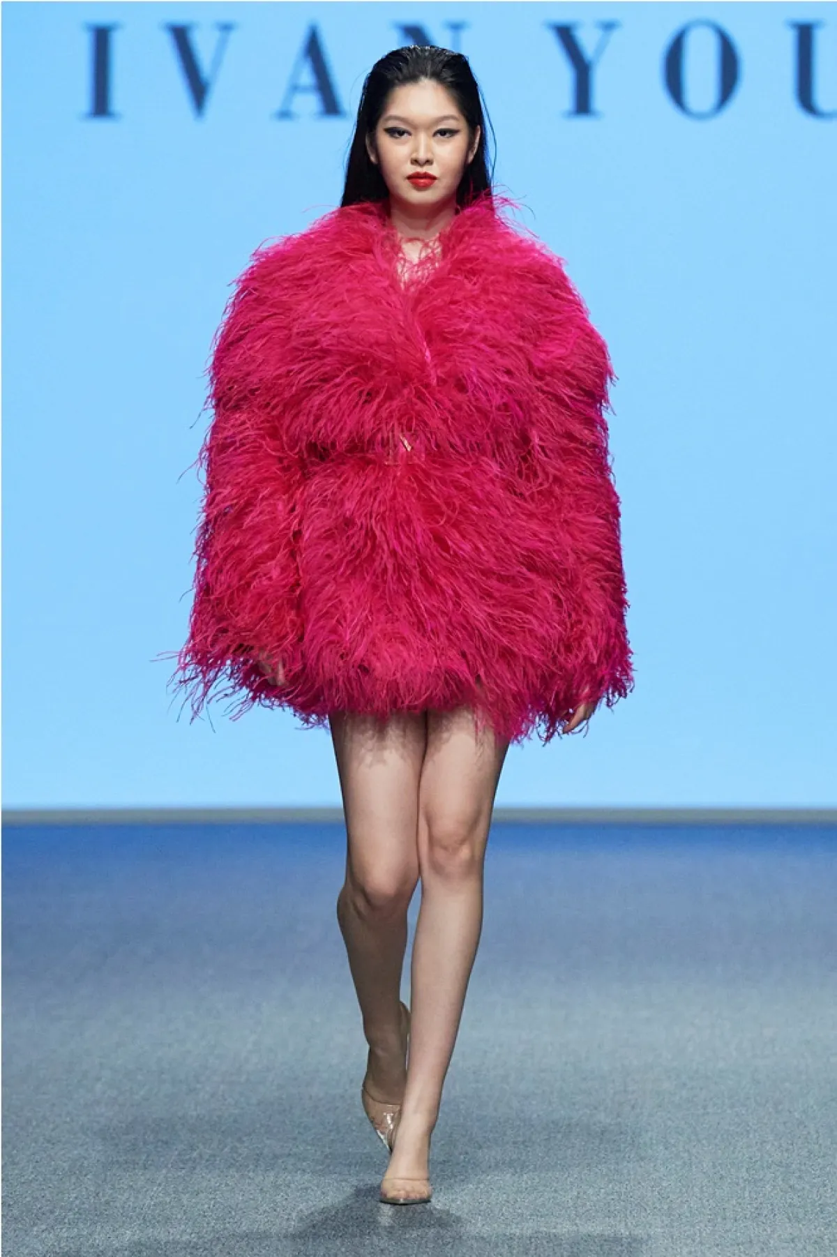 فساتين سهرة قصيرة مع أكمام طويلة 2023 من إيفان يونغ Ivan Young