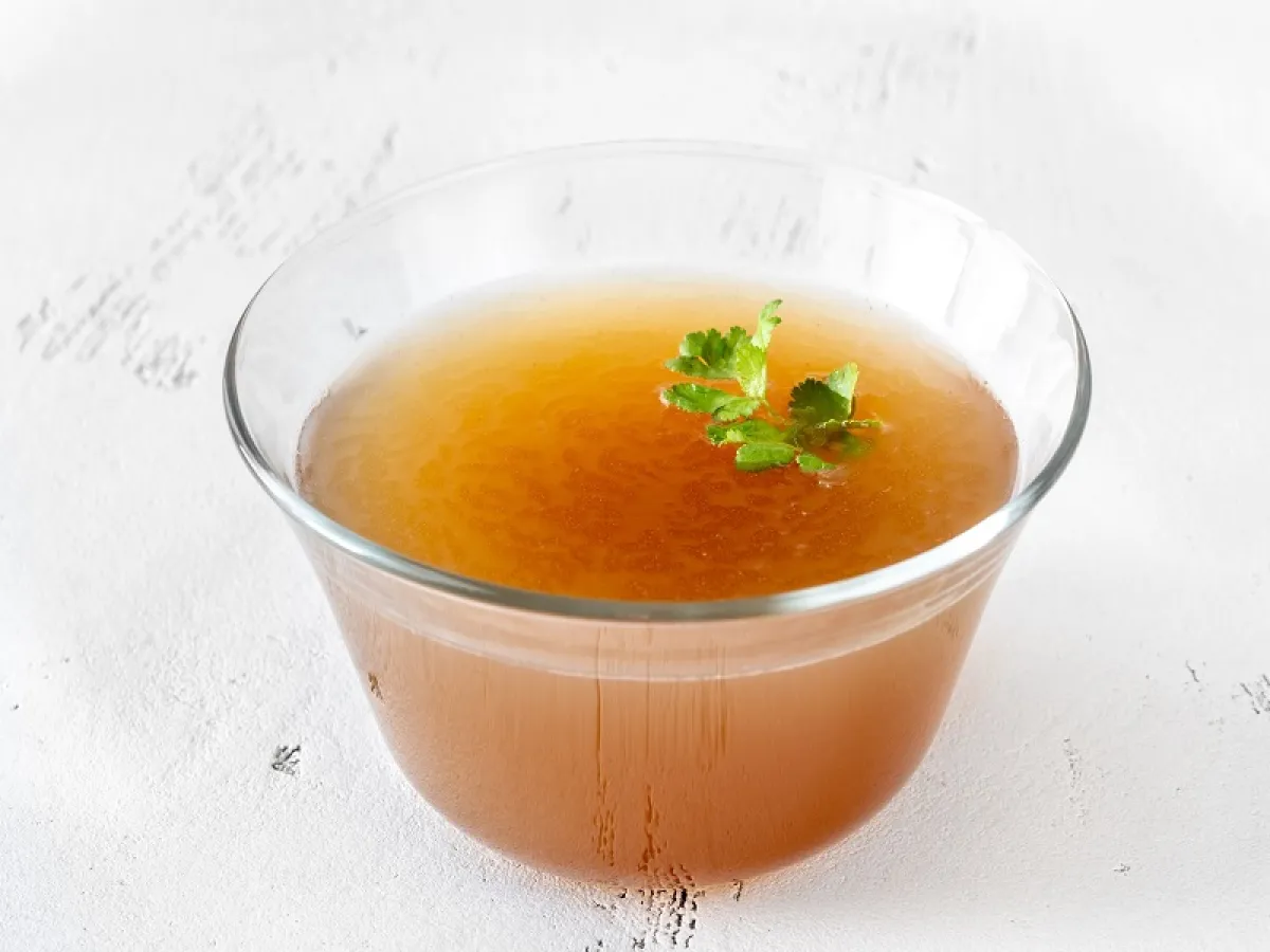 المخاطر المحتملة لمرق اللحم هي عدم تحمل الهستامين والرصاص والمعادن الثقيلة وحساسية الغلوتامات  (المصدر: Adobe.Stock)