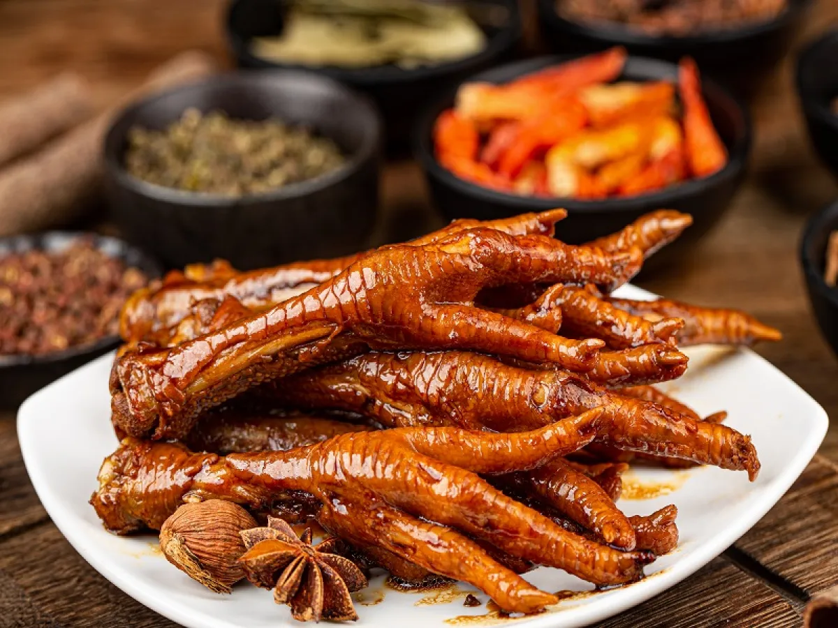 تناول أرجل الدجاج مقلية يزيد من خطر الإصابة بارتفاع الكوليسترول وأمراض القلب (المصدر:  Freepik)