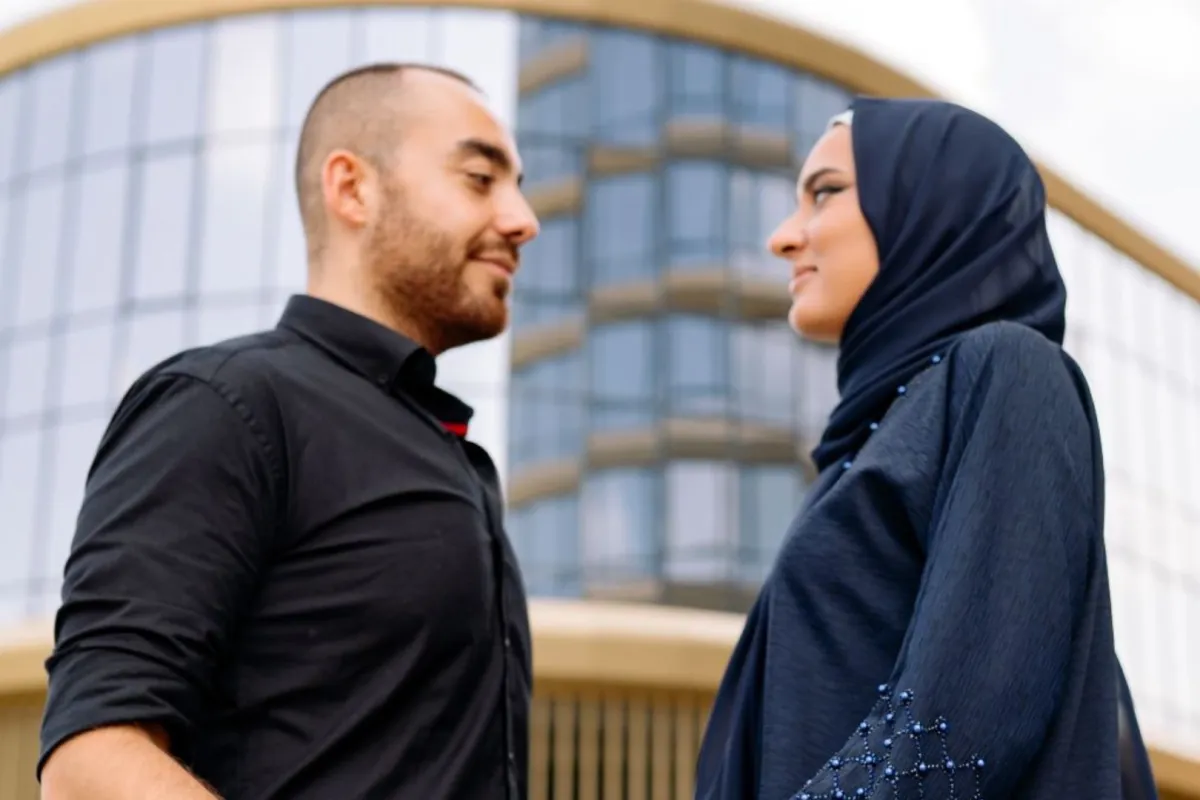 اللقاء الأول بين الخطيبين