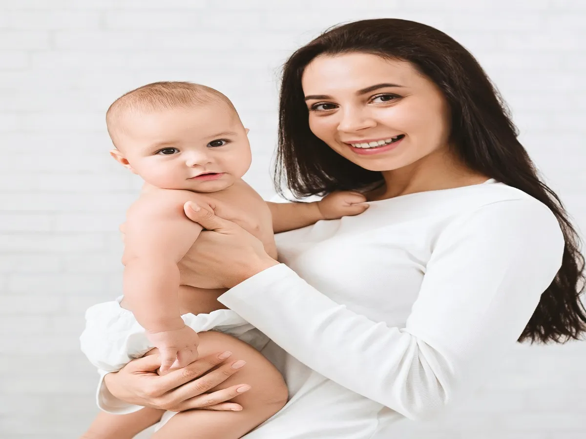 صورة لأم تحمل طفلها الرضيع