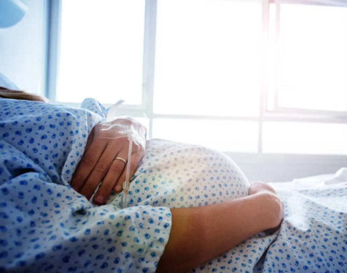 صورة لحامل تعاني من أعراض الولادة