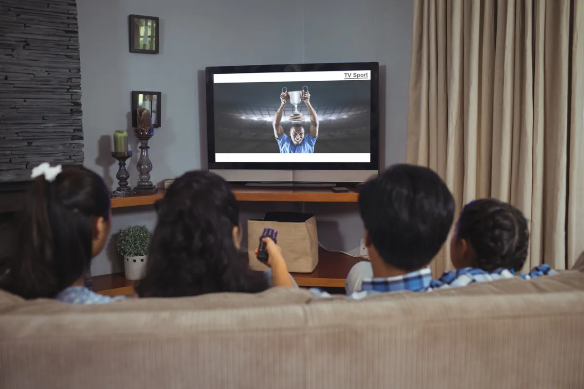 صورة عائلة تتابع التلفزبون