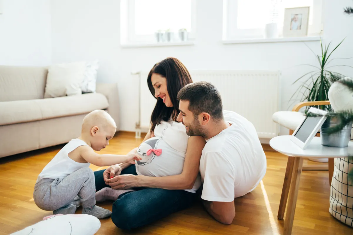 صورة أم ترتدي كنزة عليها صورة الطفل