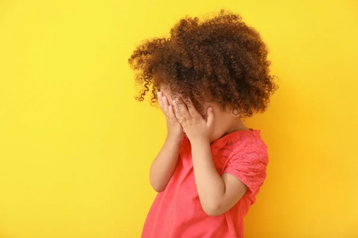 صورة لفتاة صغيرة تبكي