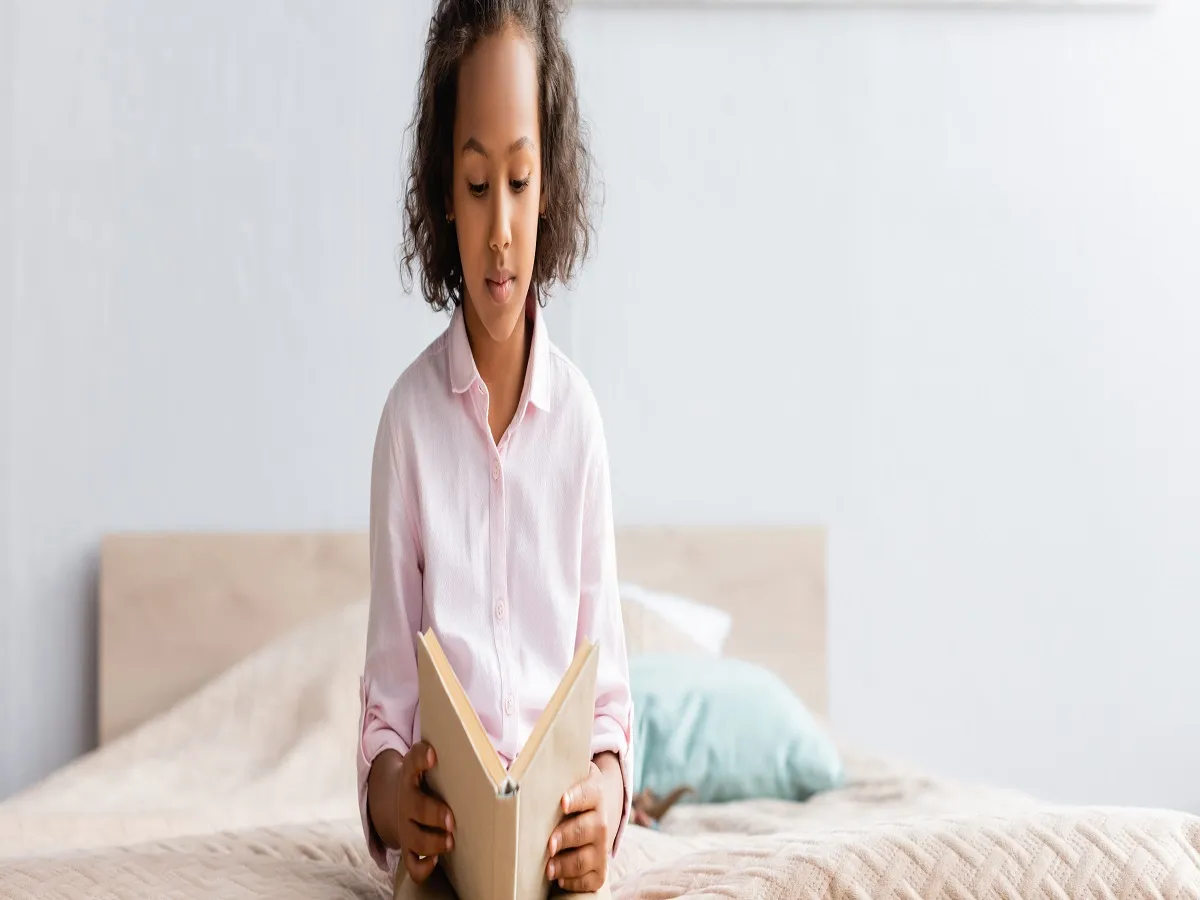 صورة لطفلة تقرأ