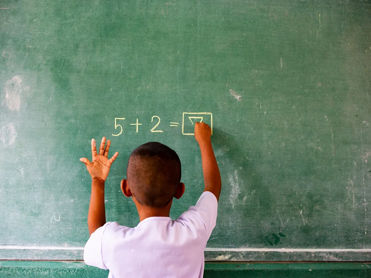 صورة لطفل يقوم بحل المسائل الرياضية