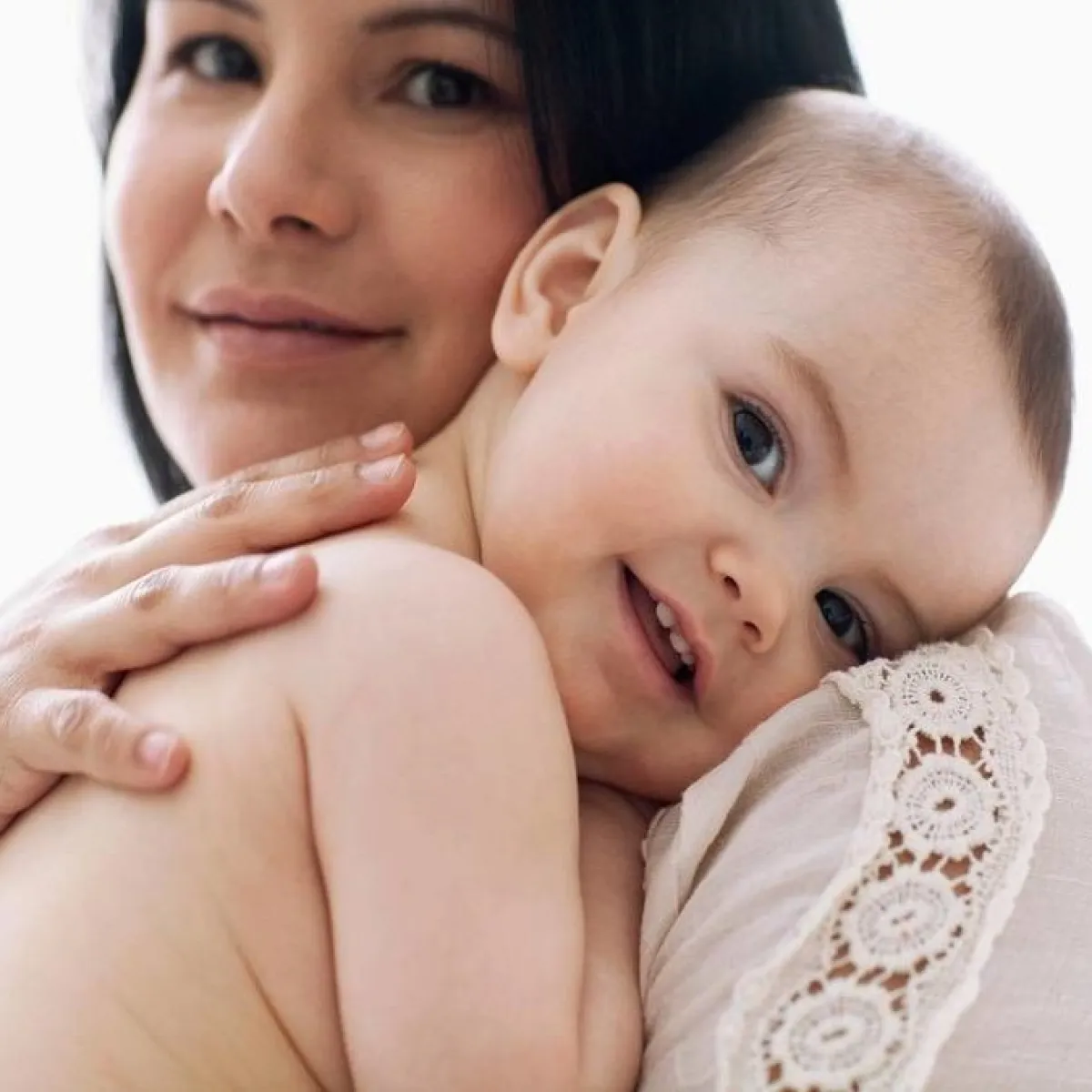 صورة لأم تحتضن رضيعها