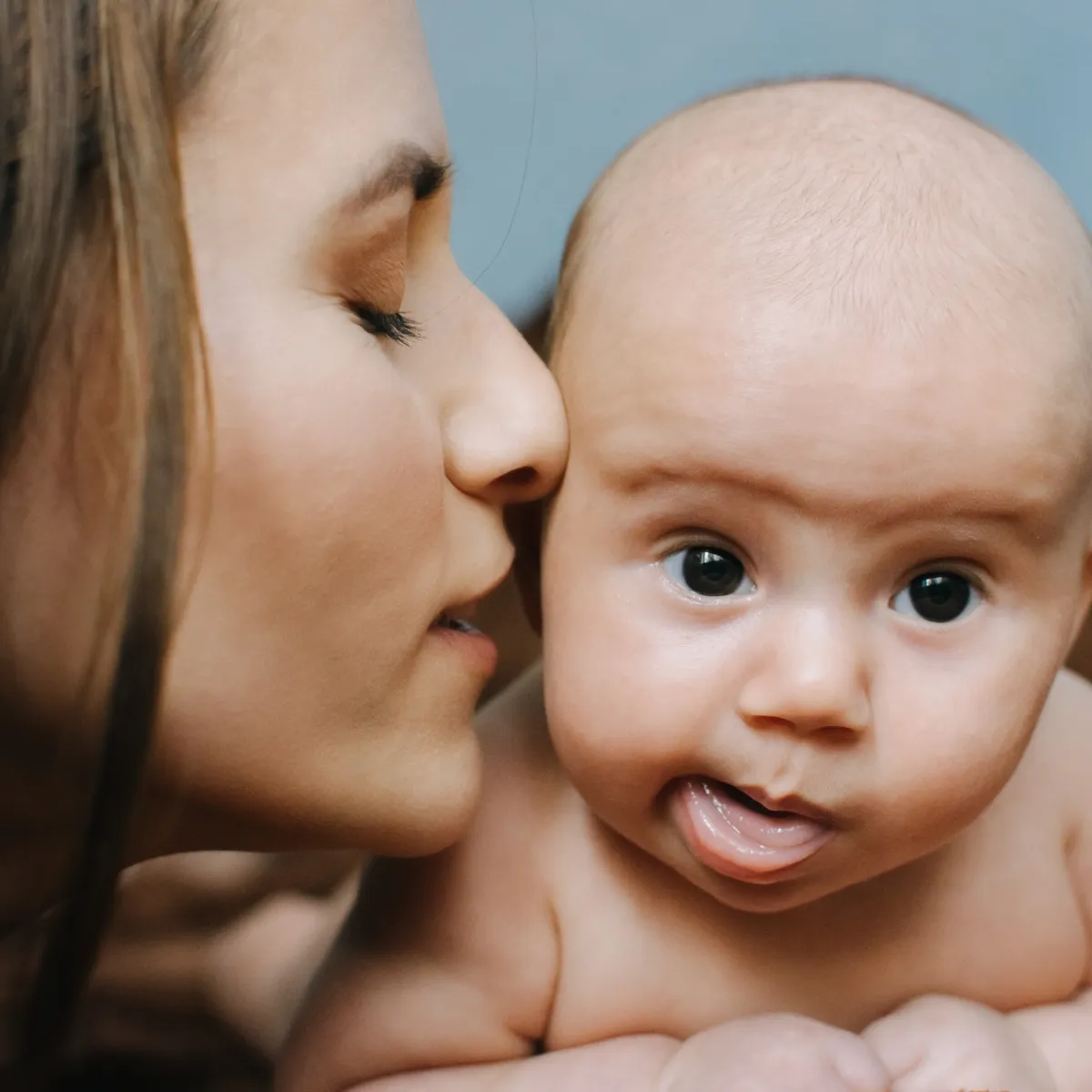  صورة لأم حديثة الولادة ورضيعها