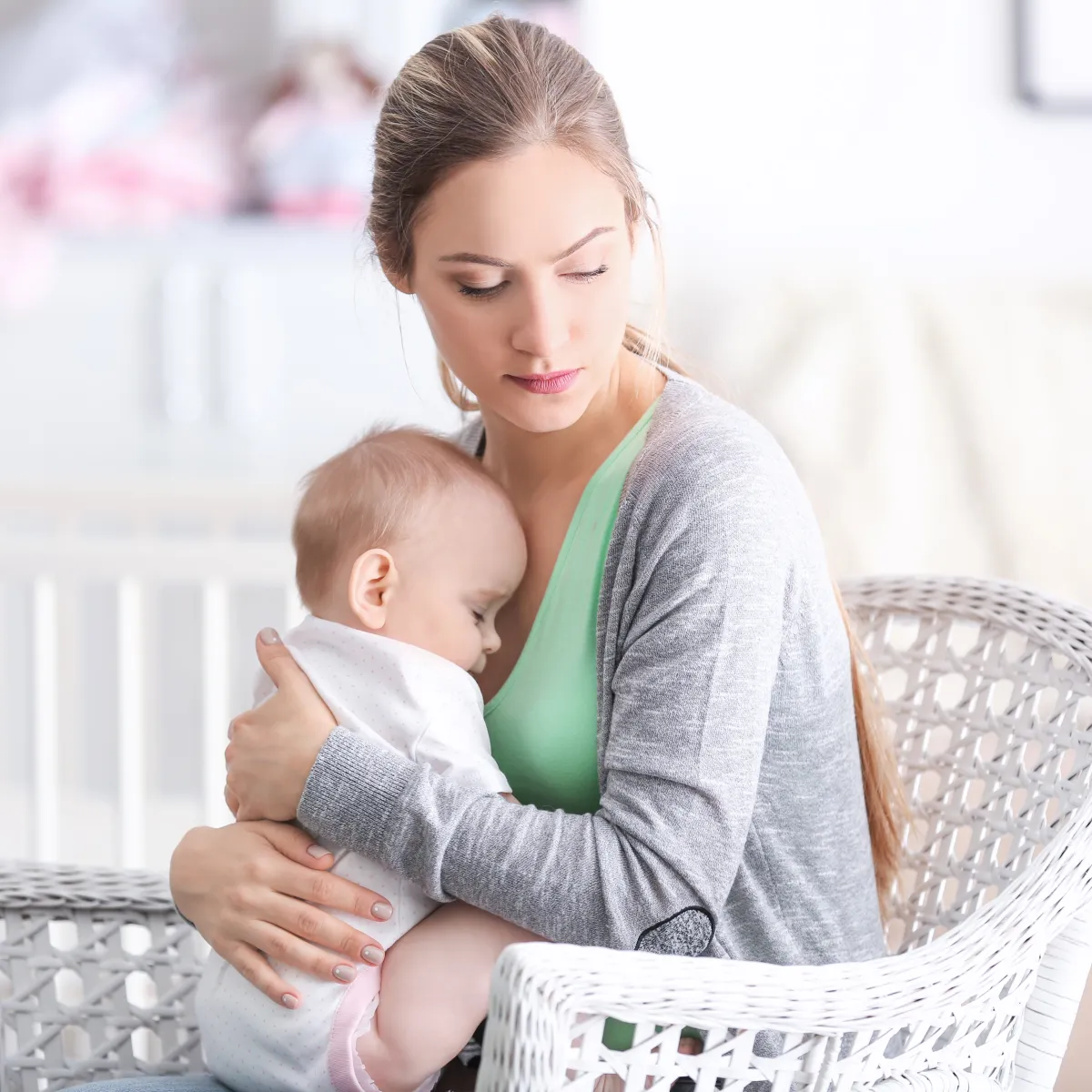 صورة لأم حديثة الولادة ورضيعها