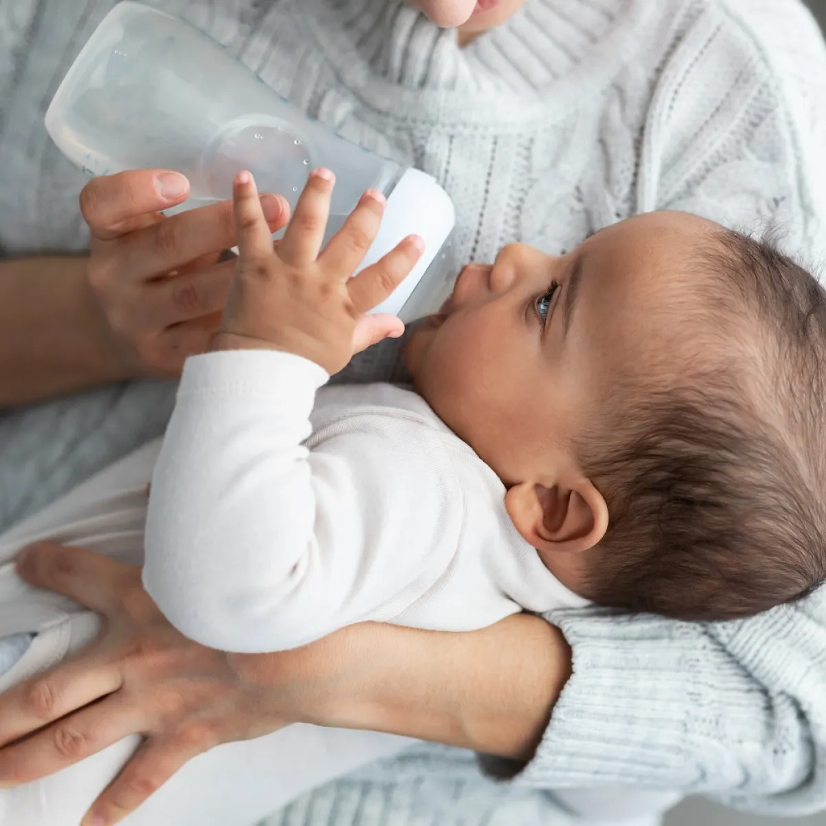 صورة لطفل يرضع صناعي