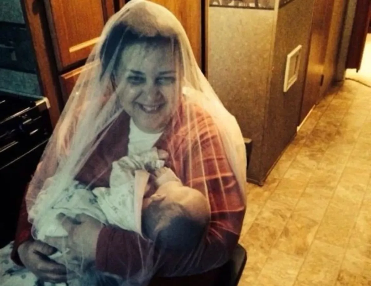 دلال عبد الحزيز تحضن حفيدتها كايلا - الصورة من حساب إيمي سمير غانم على إنستغرام